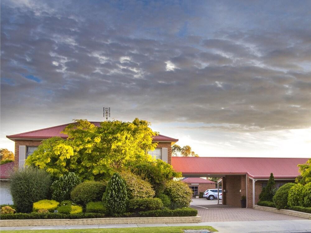 Colonial Motor Inn Bairnsdale Golden Chain Property Экстерьер фото
