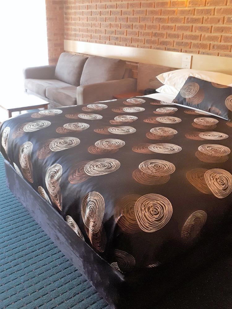 Colonial Motor Inn Bairnsdale Golden Chain Property Экстерьер фото