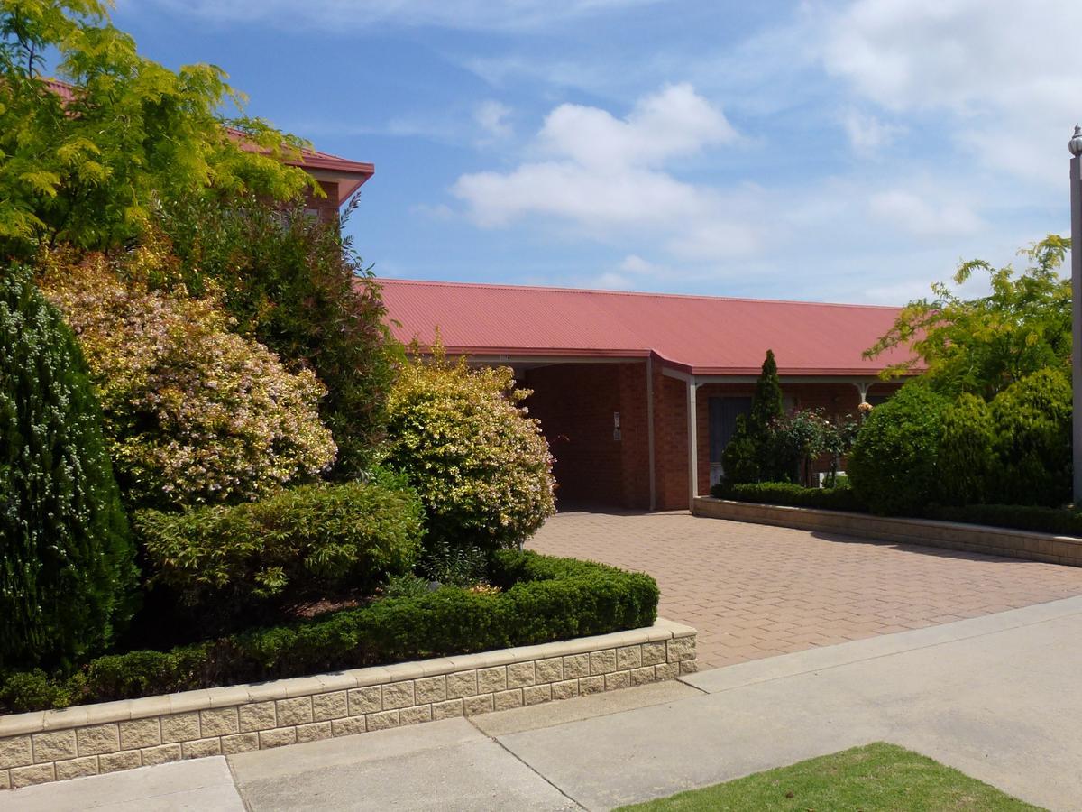 Colonial Motor Inn Bairnsdale Golden Chain Property Экстерьер фото