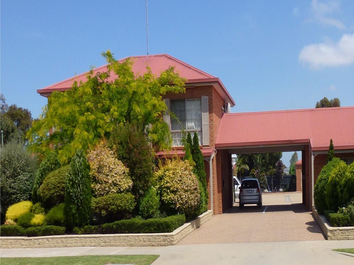 Colonial Motor Inn Bairnsdale Golden Chain Property Экстерьер фото