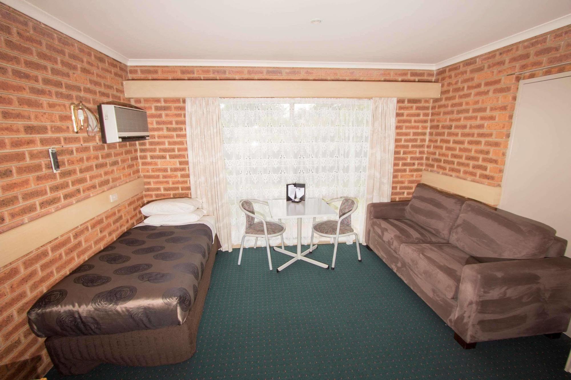 Colonial Motor Inn Bairnsdale Golden Chain Property Экстерьер фото