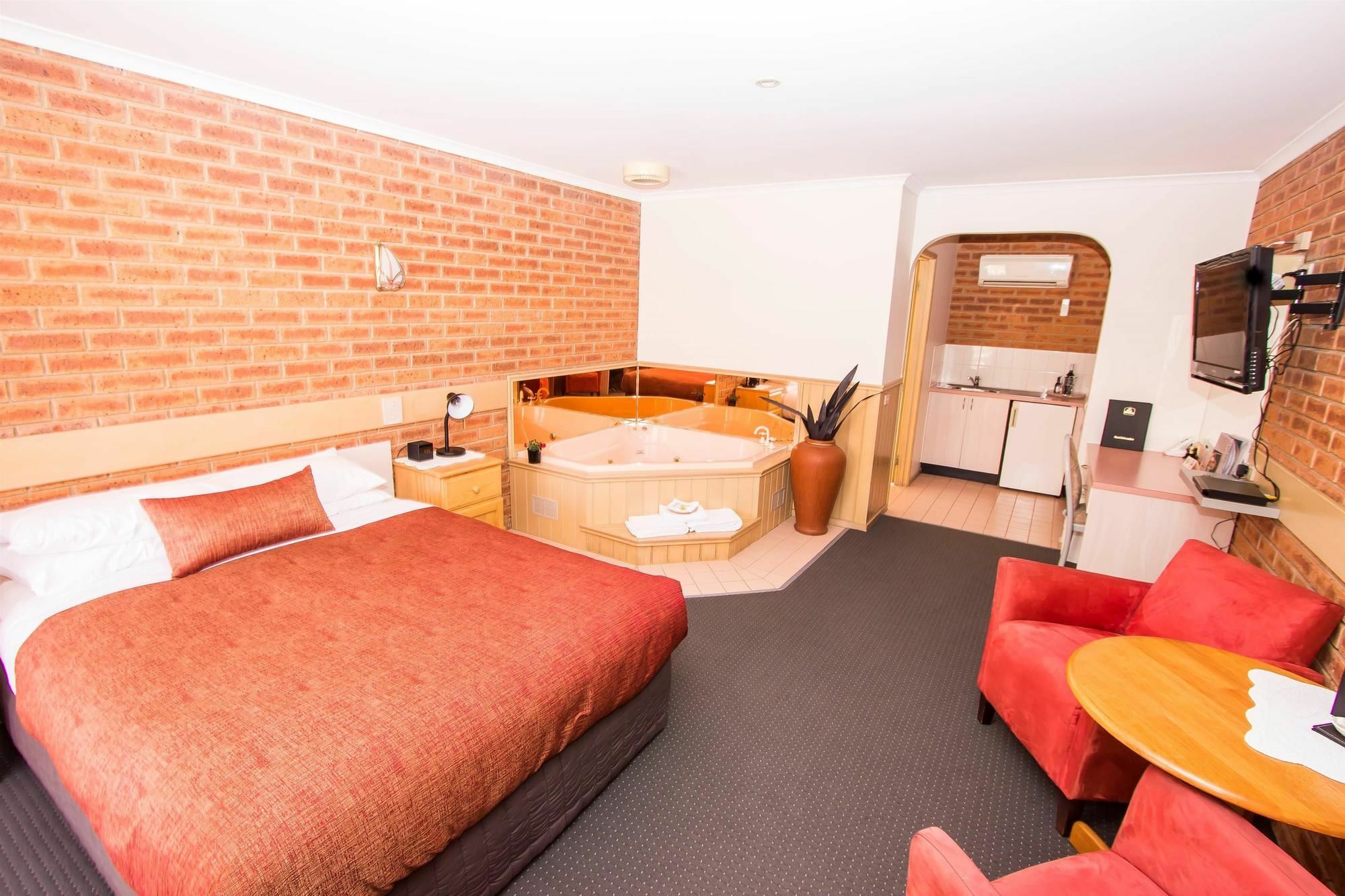 Colonial Motor Inn Bairnsdale Golden Chain Property Экстерьер фото
